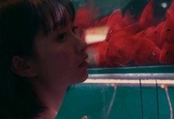 吃瓜黑衣少女,揭开黑衣背后的秘密