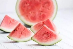 在广场上吃瓜,夏日里的闲适时光