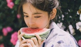 吃瓜怎么撩女孩,轻松撩动女孩心弦