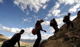 爬山三人吃瓜,共享夏日清凉时光