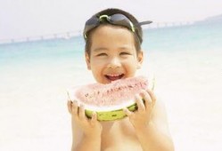 小孩吃瓜高清图片