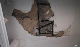 吃瓜自家房顶塌了