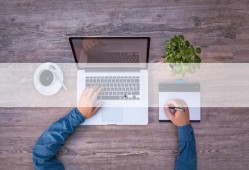 路遇车祸男子吃瓜,男子竟现场“吃瓜”引围观