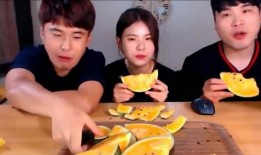 潮汕兄妹吃瓜,共享田园时光的温馨瞬间