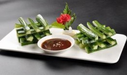 乳瓜切条蘸酱吃,夏日清爽美食新体验