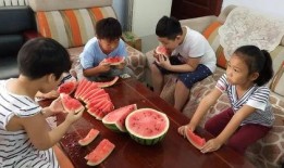 孩子吃瓜比赛