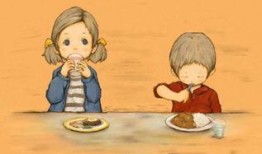 宝宝看见妈妈吃瓜,妈妈吃瓜的温馨画面