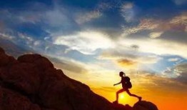 爬山三人吃瓜,共享夏日清凉时光