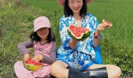 景区内吃瓜女孩,夏日休闲新风尚？