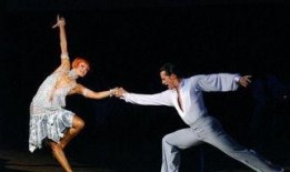 学校舞蹈男女吃瓜,男女共舞，吃瓜群众围观