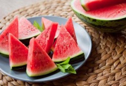 坐着板凳吃瓜,夏日休闲新风尚