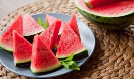 坐着板凳吃瓜,夏日休闲新风尚