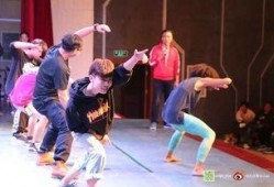 学校舞蹈男女吃瓜,男女共舞，吃瓜群众围观