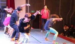 学校舞蹈男女吃瓜,男女共舞，吃瓜群众围观