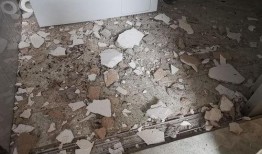 吃瓜自家房顶塌了