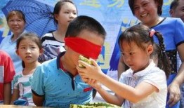 小朋友吃瓜出院,小朋友吃瓜出院温馨瞬间