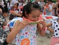 孩子吃瓜比赛