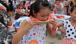 孩子吃瓜比赛