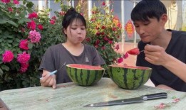 男子晒老婆吃瓜方式,萌态十足引网友热议