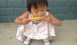 小朋友吃瓜出院,小朋友吃瓜出院温馨瞬间