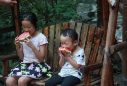 景区内吃瓜女孩,夏日休闲新风尚？