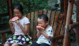 景区内吃瓜女孩,夏日休闲新风尚？