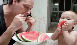 爸爸喂小孩吃瓜,温馨亲子时光的美好瞬间