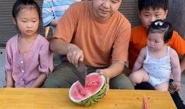 坐在凳子上吃瓜,闲适生活的一角