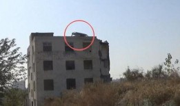 东城楼顶吃瓜事件