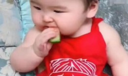 爸爸喂小孩吃瓜,温馨亲子时光的美好瞬间