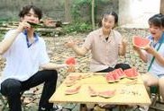 情侣夏日吃瓜视频,情侣吃瓜视频甜蜜上演
