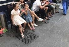 感动群众吃瓜视频,感动群众的吃瓜视频背后的故事