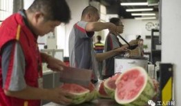 摆摊小哥吃瓜视频,揭秘摆摊小哥的日常趣事